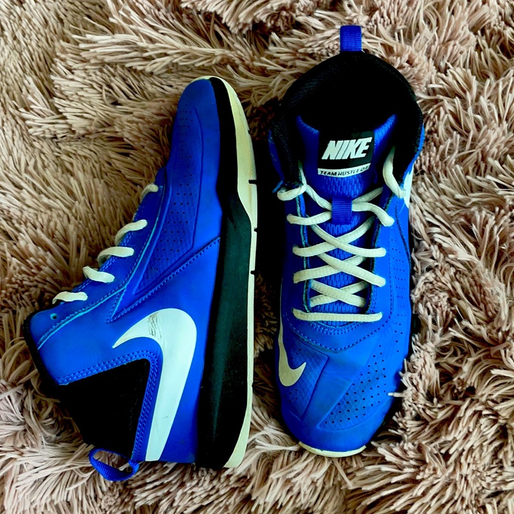 NIKE Kids' Team Hustle D 7 Basketball Shoes